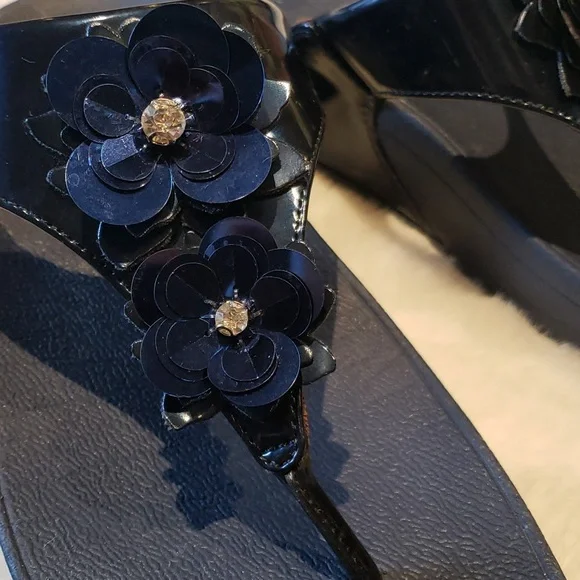 FitFlop Lulu navy blue  Flower Petals Patent Toe-Thong Comfort Sandals Woman’s 9 - Picture 8 of 9